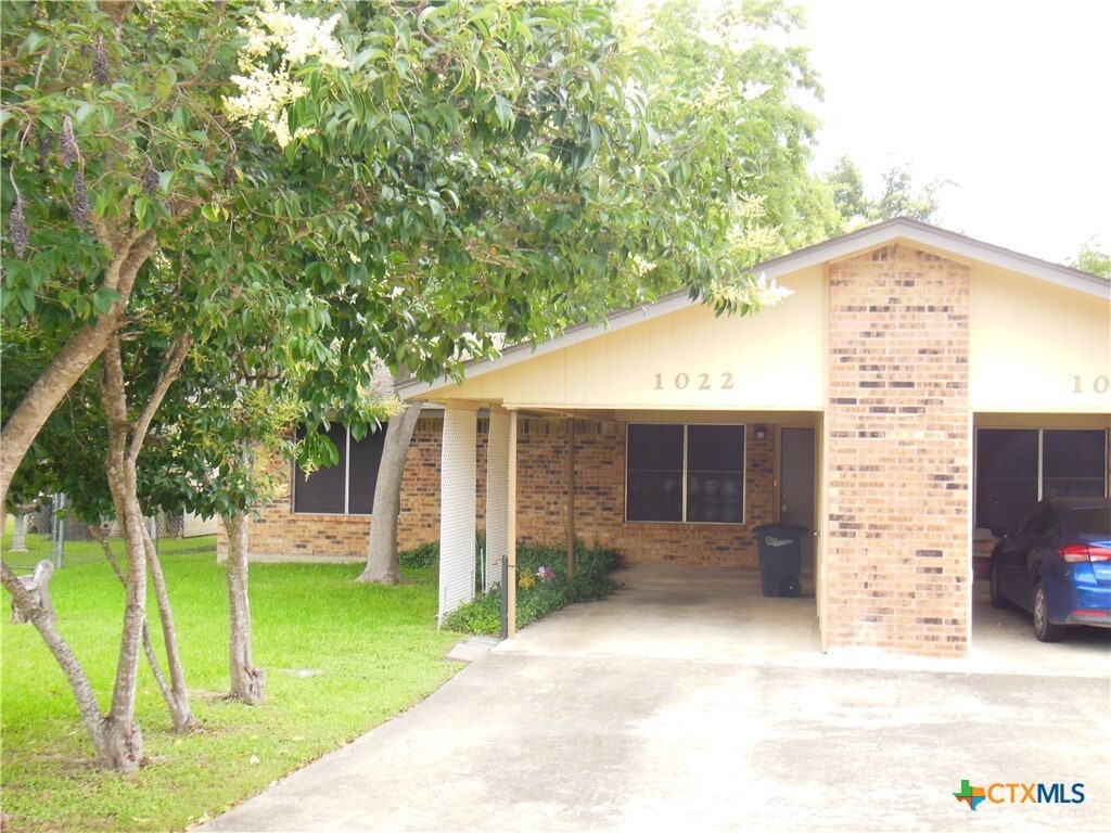 Primary Photo - 1022 Clover Cir