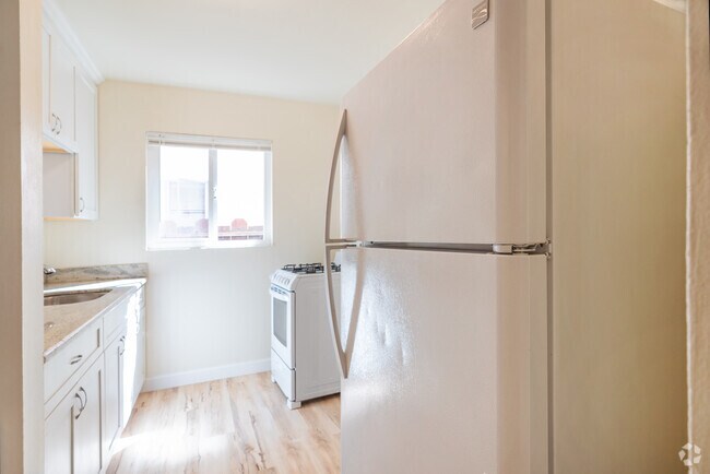 Kitchen - 912 - 914 Delbert Way
