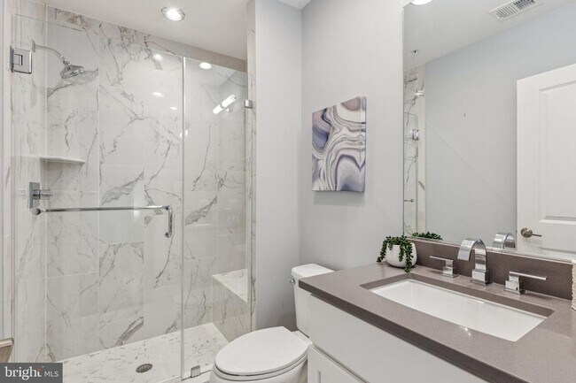 Foto del edificio - Perfectly located just steps from the Red Line Metro, this EYA-built Davis Model townhome at West...