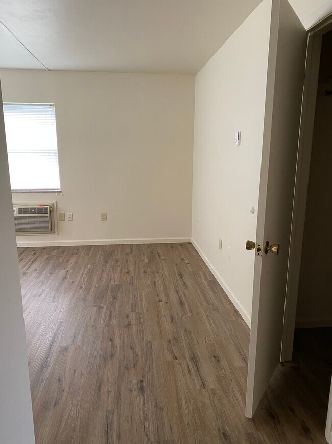 Living room - 5010 Derry St