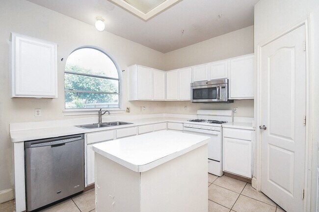 Foto del edificio - 5214 Mountain Forest Dr