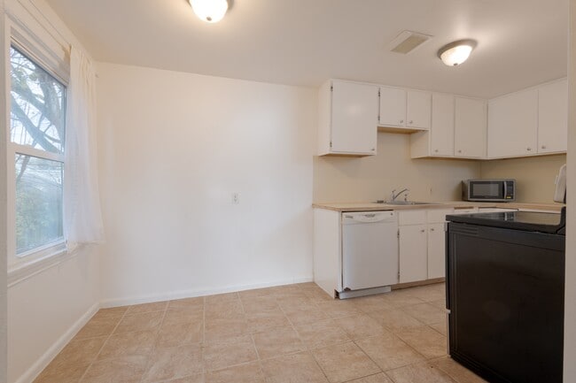 Building Photo - 1702 27th Ave