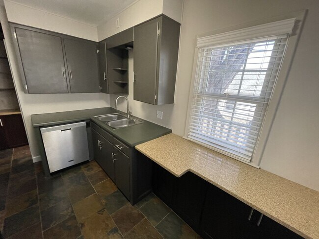 Building Photo - 3 bed 2 bath with detached garage! Cozy ho...