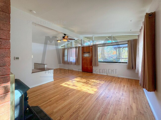 Building Photo - Clean & Quiet Northside Home