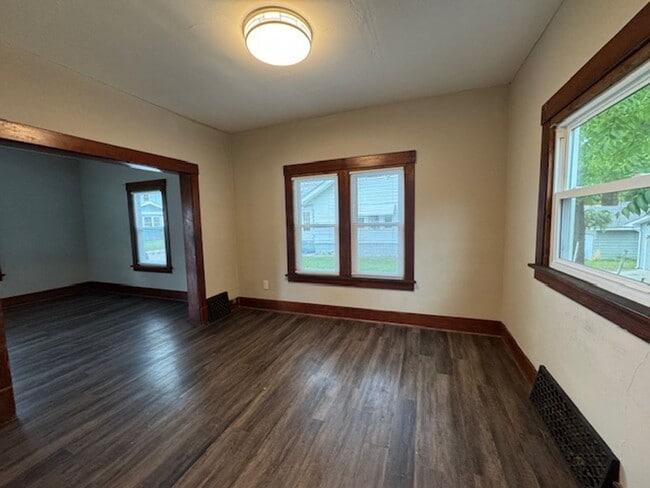 Building Photo - 2 Bed Updated Kitchen must See!