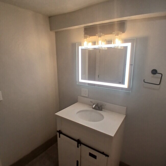 Baño - 2284 S 900 E