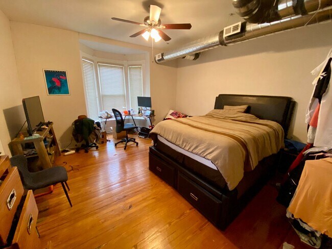 Foto del edificio - 5 bedroom /2 bath mins. from UC for $650/pp ($3,250/mo) w/ off-street parking included!
