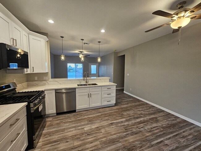 Building Photo - Beautiful and Brand New home in Holiday Sh...