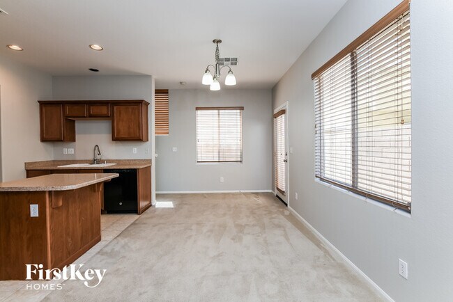 Foto del edificio - 719 Emerald Idol Pl