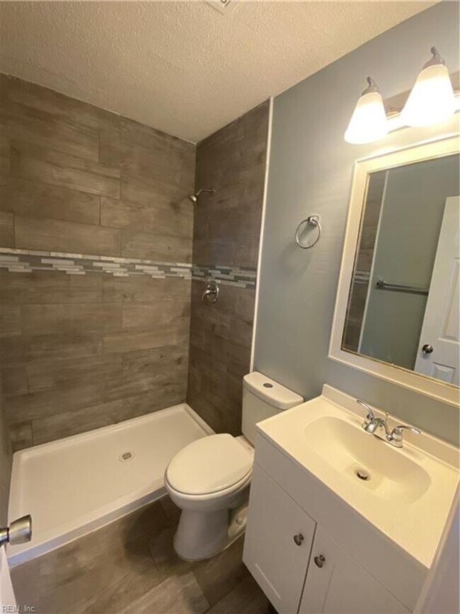 Foto del edificio - Four Bedroom Home in Virginia Beach