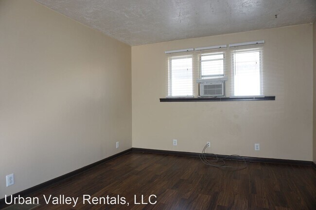 Building Photo - 2 br, 1 bath House - 2002 S. Roberta St.