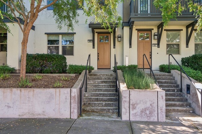Building Photo - 489 Diller St