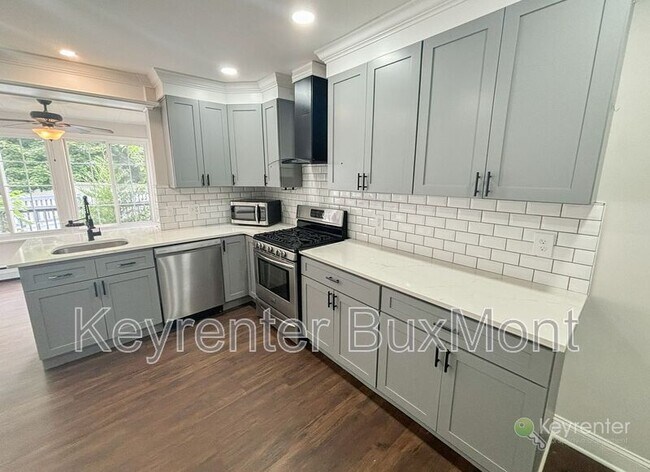 Building Photo - 211 Summer Ave