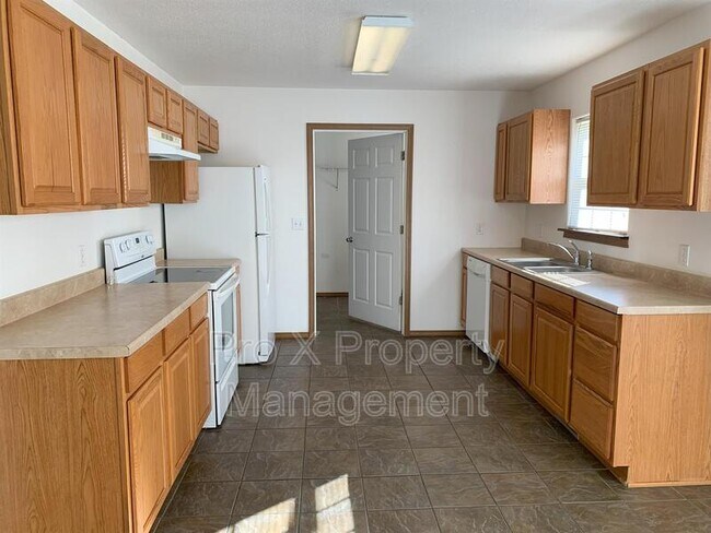 Building Photo - 2708 S Meadow Ln