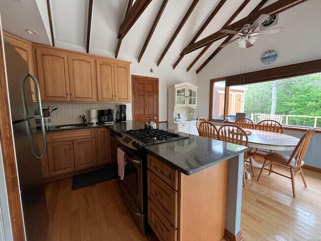 Building Photo - 896 Evergreen