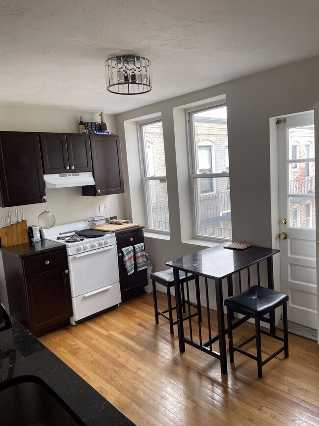 Building Photo - 10 Symphony Rd