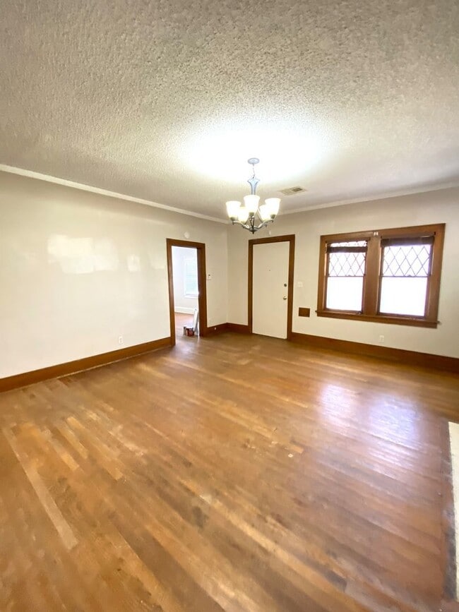 Building Photo - 3 BED 1.5 BATH NEAR OU MEDICAL CENTER