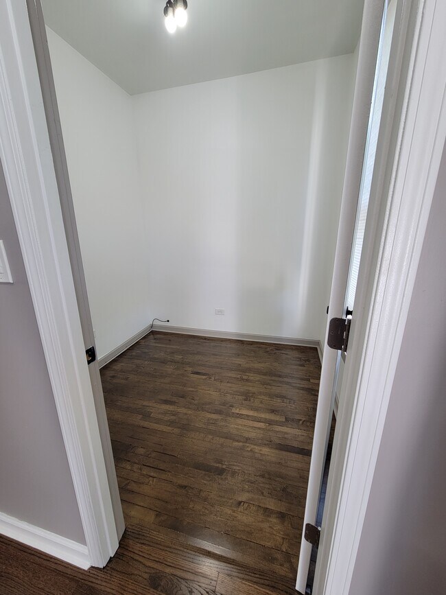 Él - 3219 W McLean Ave