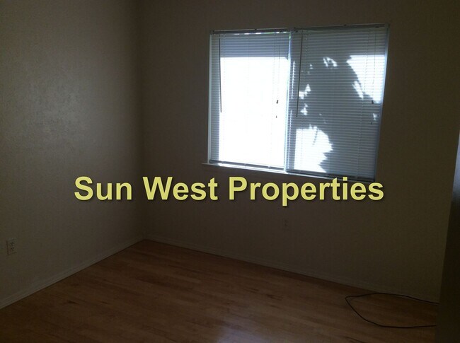 Foto del edificio - 2 Bed, 1 Bath, Duplex In Aztec