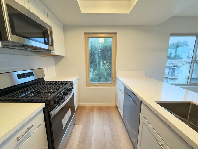 Foto del edificio - FULLY REMODELED: Spacious 3 bedroom condo in San Marcos With AC