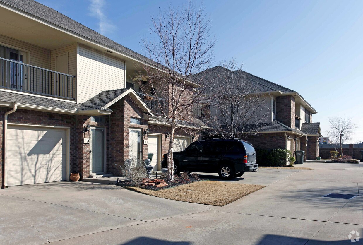 Brookline Commons Apartments in Oklahoma City, OK