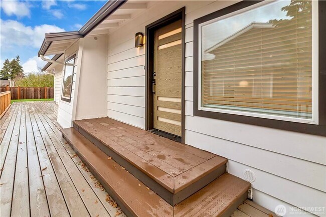 Building Photo - Lower Kennydale 3 bed/2 bath Rambler!