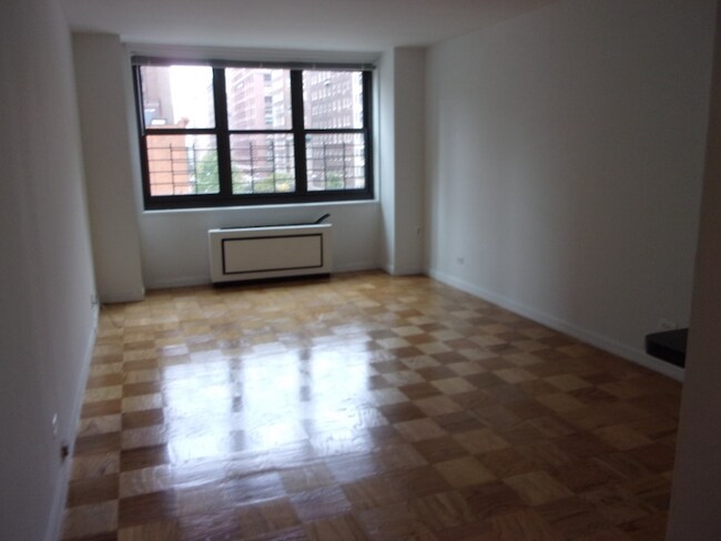 Building Photo - 200 E 72nd St