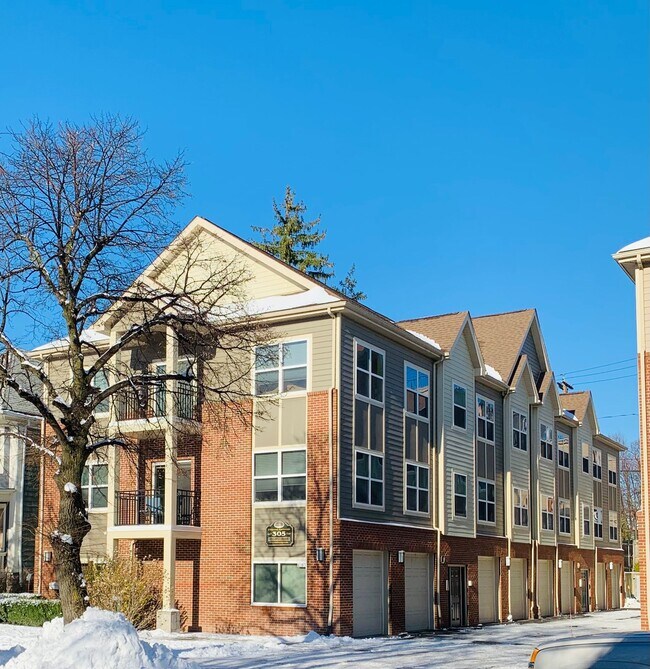 Foto del edificio - 305 West Utica 2B/2B & Secure Parking Garage In the Heart of the Elmwood Village