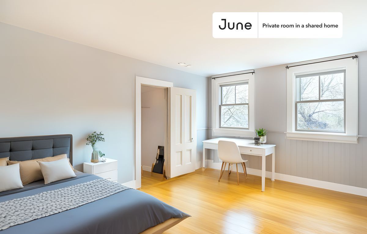 Foto principal - Private bedroom in 5 bed/2.5 bath Home