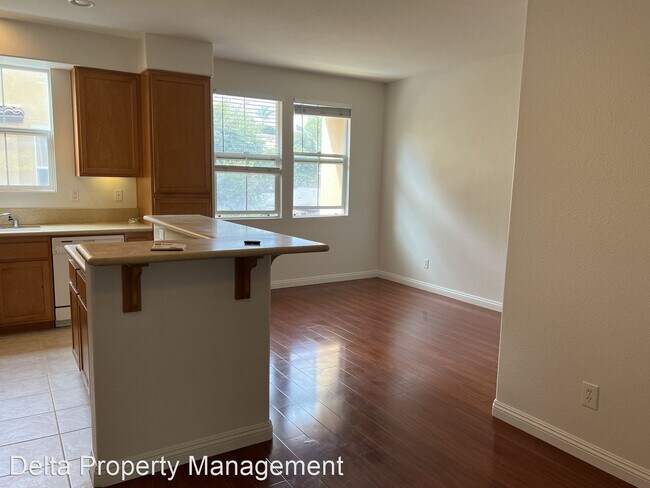 Building Photo - 3 br, 3 bath House - 1021 L Ave