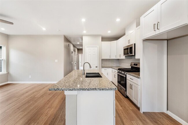 Building Photo - 5218 Jezebel St