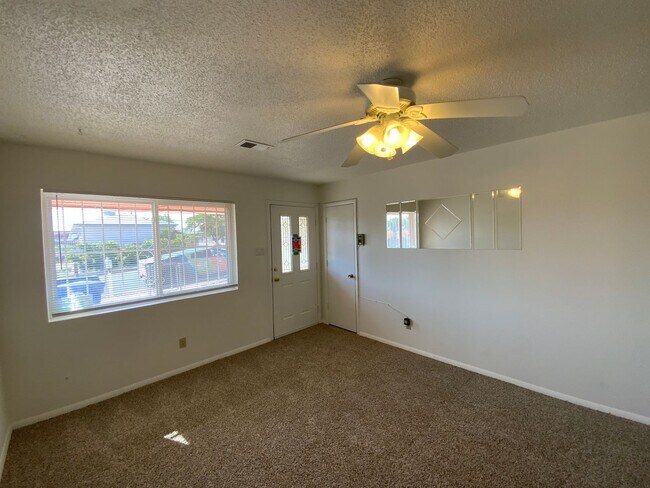Foto del edificio - 3 Bedroom Single Story Home Available Near...