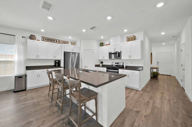 Building Photo - Beautiful New 4 Bedroom/2 Bath Furnished H...