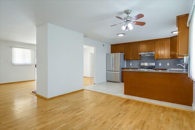 Building Photo - Great Location 3BD Home with Wood Floors &...