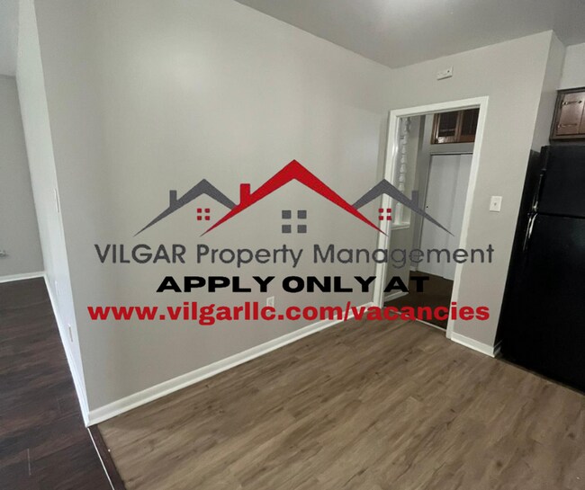 Foto del edificio - Spacious 3 large bedrooms, 2 full baths (1...