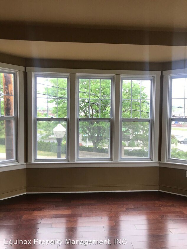 Foto principal - 216 W 3rd St