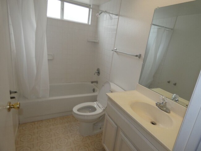 Building Photo - Cozy 2 bedroom 2 bath House in Central Loc...