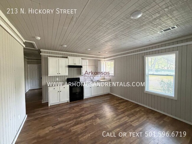 Building Photo - 213 N Hickory St