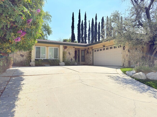 Building Photo - Modern 3-Bedroom Retreat in West Hills wit...