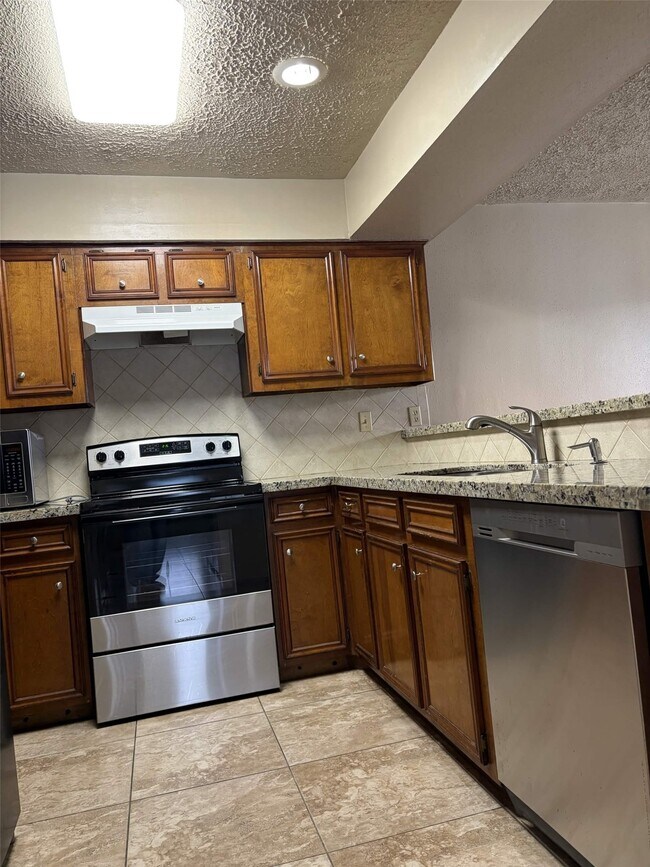 Foto del edificio - 9711 Pine Pass Dr