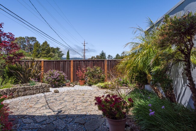 Building Photo - San Mateo Highlands Eichler Mid-Century 3/...
