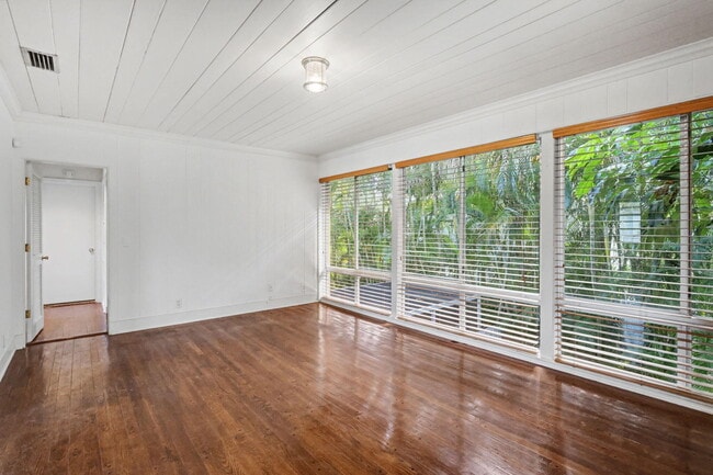 Building Photo - 240 Oleander Ave