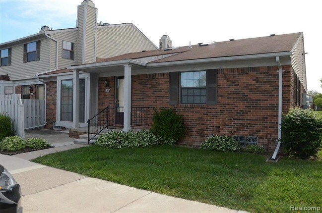 Building Photo - 2101 Vine Way Dr