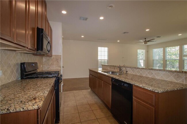 Foto del edificio - 404 Buttercup Creek Blvd