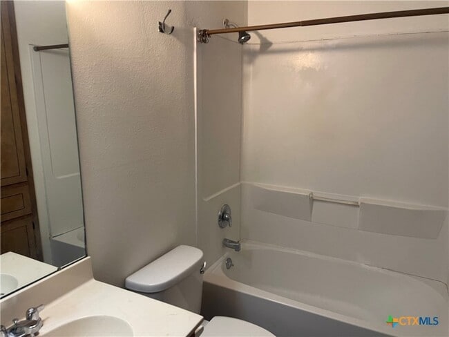 Building Photo - 513 Camelot Dr