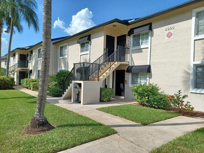Foto del edificio - 4000 Crystal Lake Dr