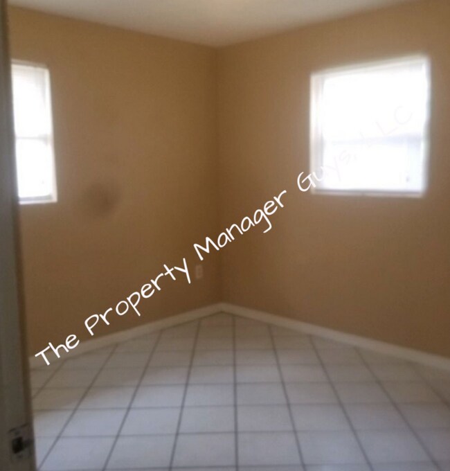 Building Photo - 1103 E Voorhis Ave