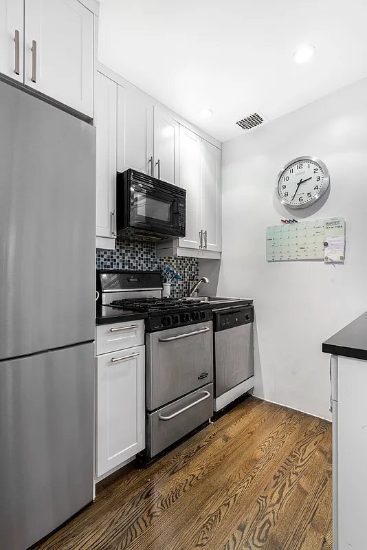 Building Photo - 157 E 72nd St