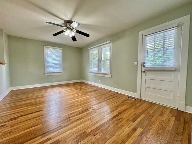 Foto del edificio - Nature Lovers - 3 Bed, 1 Bath Home w/ 1 Car Garage Close to Downtown Franklin