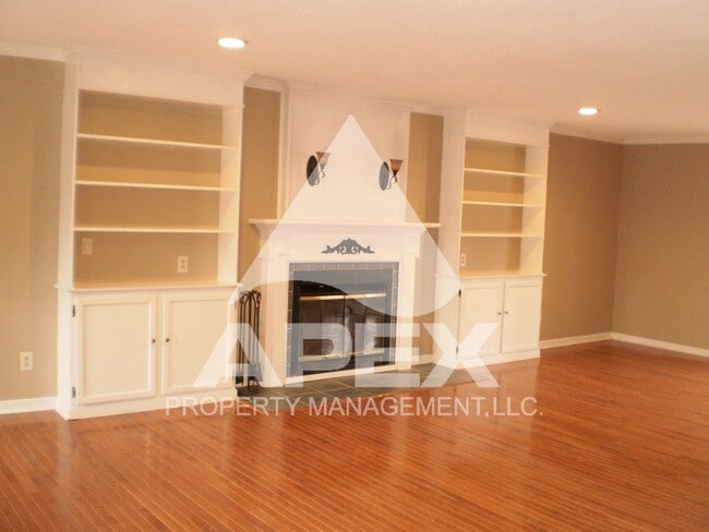 Building Photo - Spacious 3 Bd - 2.5 Ba  Cottage Style 2-St...